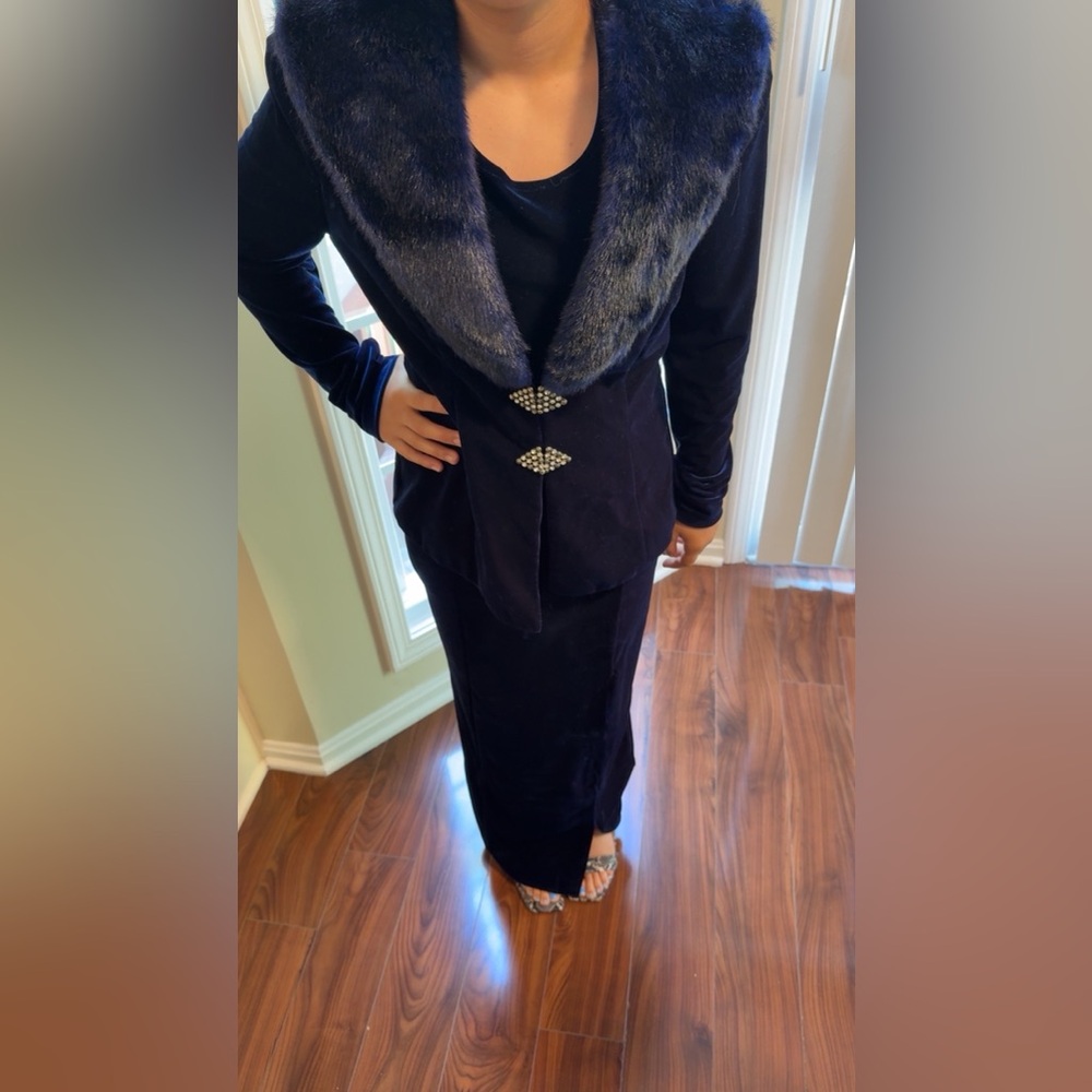 Elegant Navy Velvet Dress with Faux Fur Collar